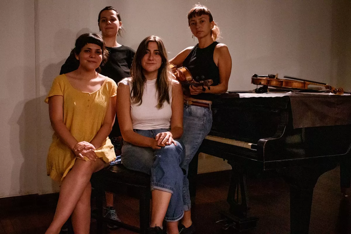 ANTES DE LA FUNCIÓN. María Lacroix, Juliana Isas y Noelia Antelo, durante un alto en el último ensayo de Charly Mood.