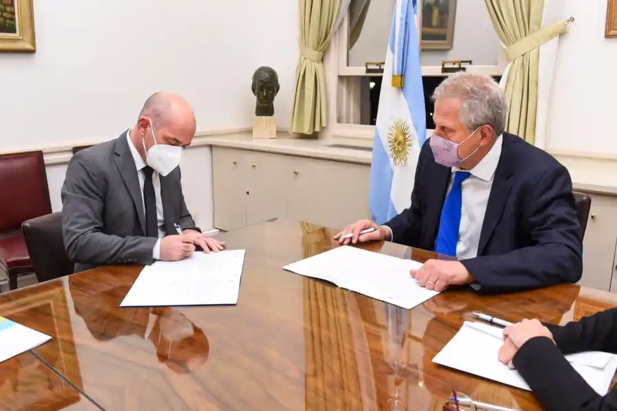CONVENIO. El ministro tucumano Lichtmajer, junto a su par de Nación, Jaime Perczyk.