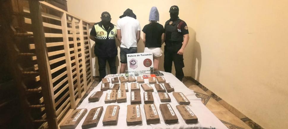 CONTRA LA PARED. Los detenidos con la droga incautada.