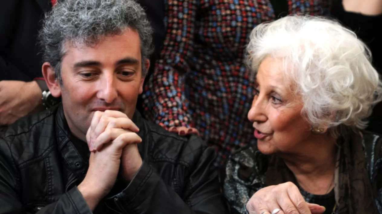 OBRA DE VIDA. Estela de Carlotto se reencontró en 2014 con su nieto, Ignacio Montoya Carlotto, nacido en cautiverio en 1978.  