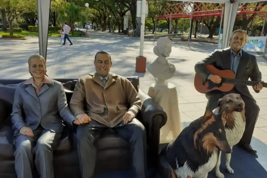Instalaron en una plaza de Formosa una estatua de Alberto Fernández y su perro Dylan