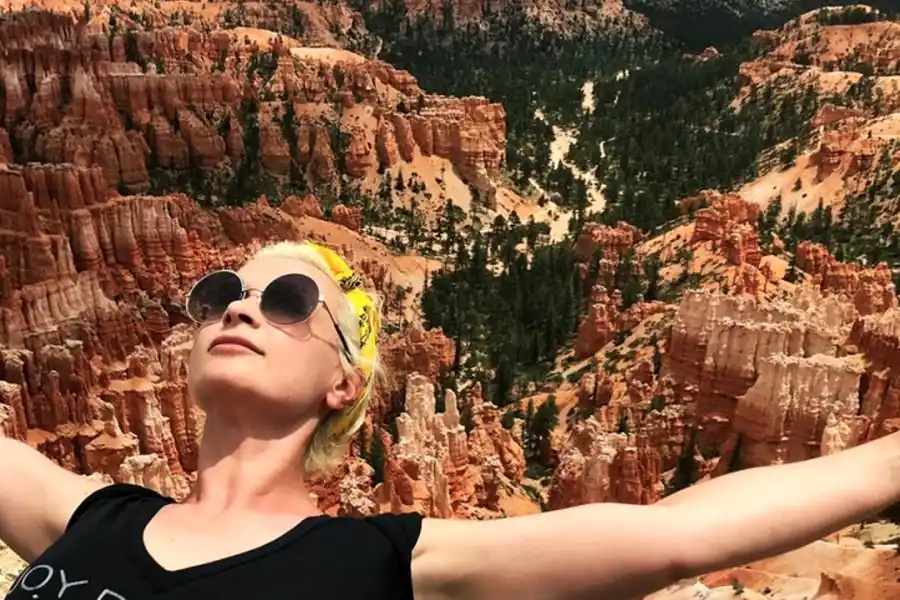 Quién era Halyna Hutchins, la mujer a la que Alec Baldwin mató por accidente