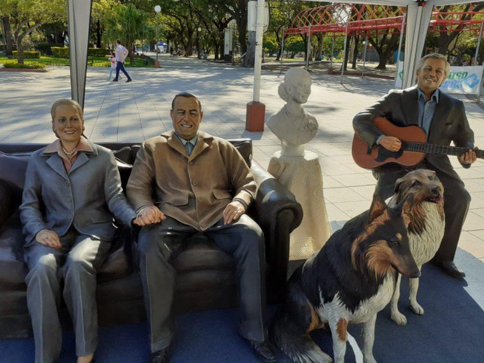 Instalaron en una plaza de Formosa una estatua de Alberto Fernández y su perro Dylan