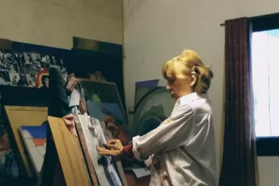 Una mujer habla consigo misma, pero interpela