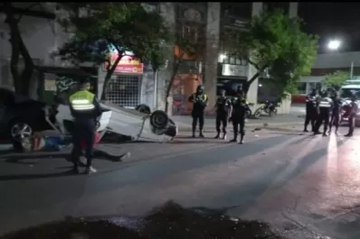 Fuerte choque entre dos autos, que terminó con un vuelco en pleno centro tucumano