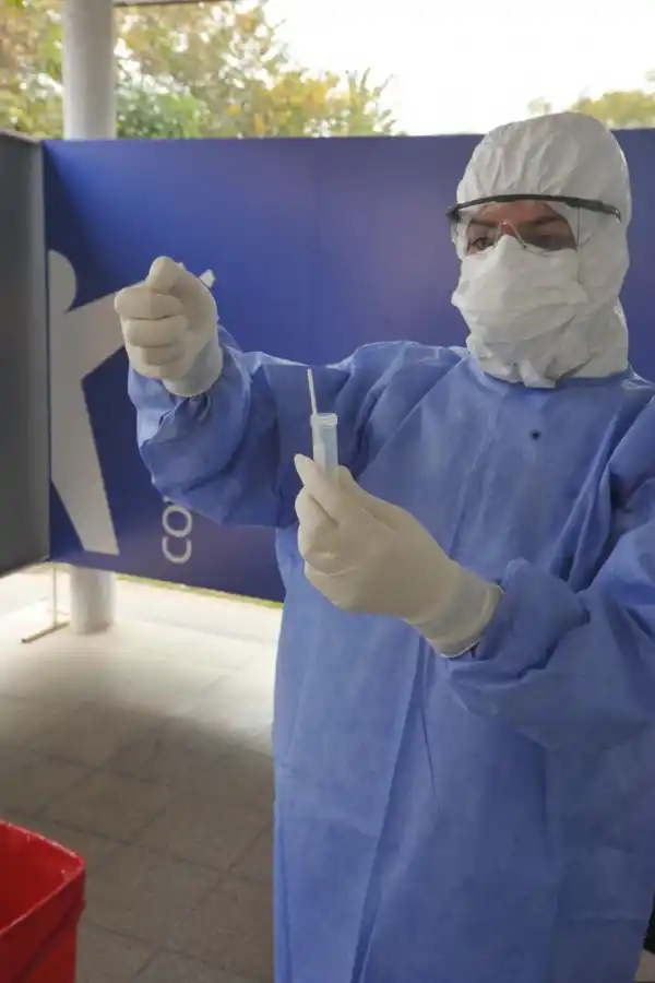 TRABAJO DE DETECCIÓN. Con las muestras de los hisopados, los técnicos determinan la circulación de Delta. LA GACETA / FOTO DE ANTONIO FERRONI 