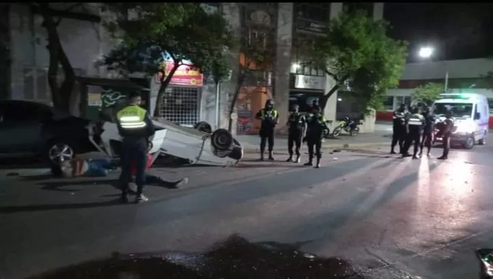 Fuerte choque entre dos autos, que terminó con un vuelco en pleno centro tucumano
