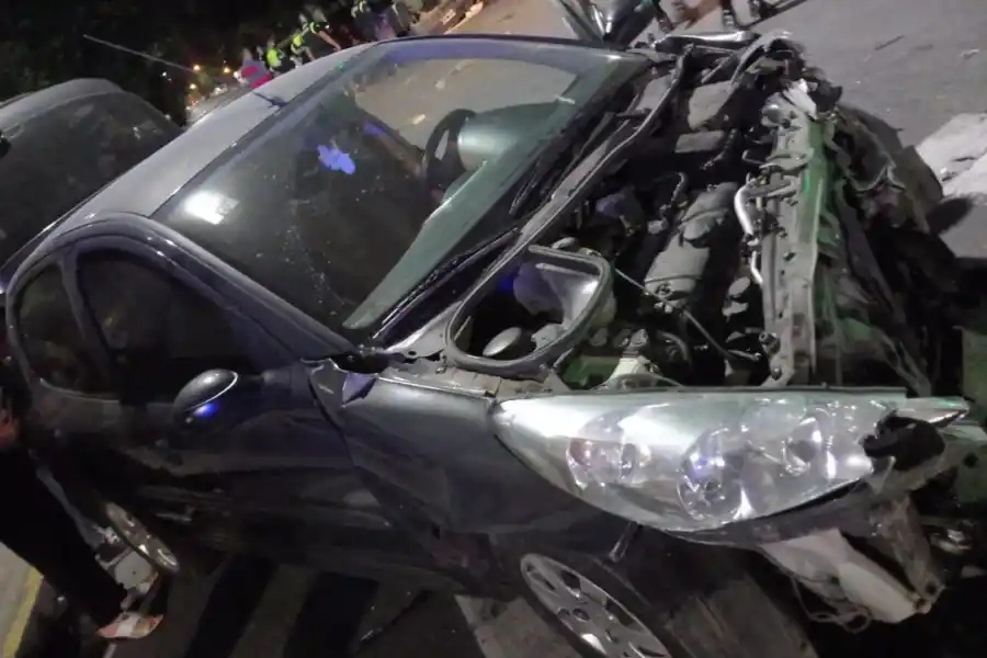 Choque, vuelco y conmoción en Barrio Norte: tres heridos en un terrible accidente