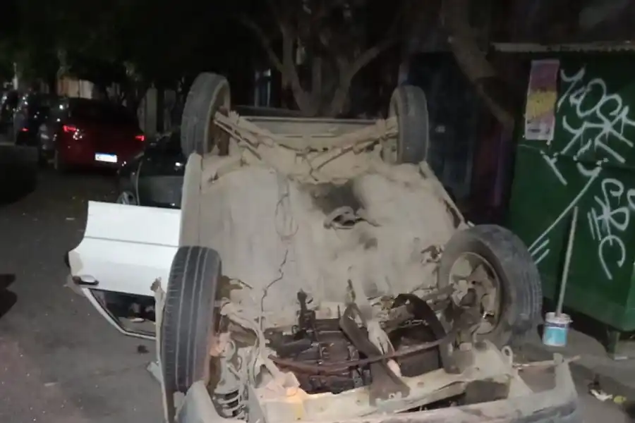 Choque, vuelco y conmoción en Barrio Norte: tres heridos en un terrible accidente