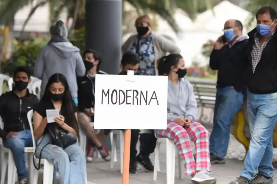 PRIMERA DOSIS. Los chicos de entre 18 y 12 años están siendo  vacunados desde hace semanas en Tucumán. LA GACETA / FOTO DE ANALÍA JARAMILLO