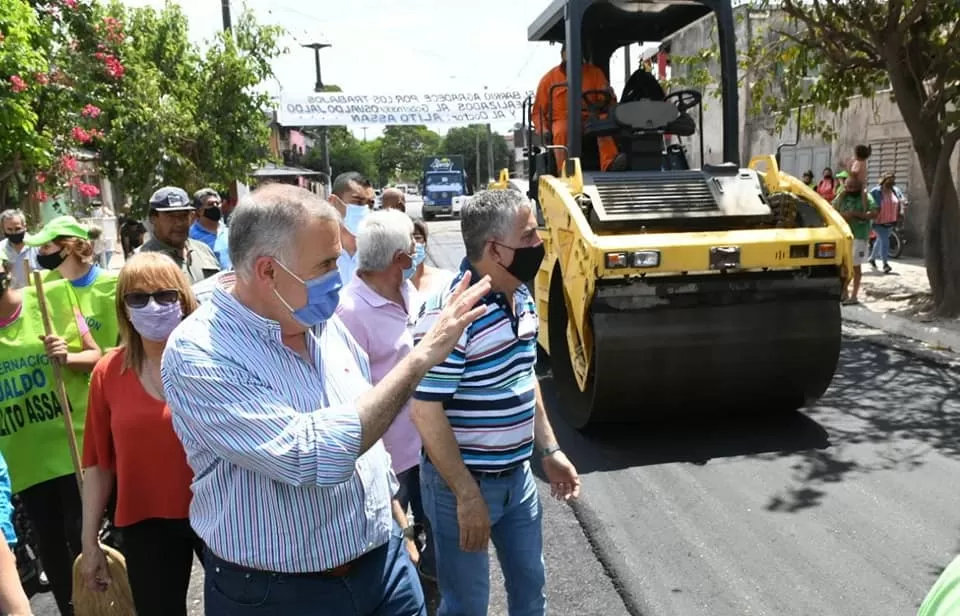 PAVIMENTACIÓN. Osvaldo Jaldo supervisa las obras en San Miguel de Tucumán. Foto Prensa Gobernación