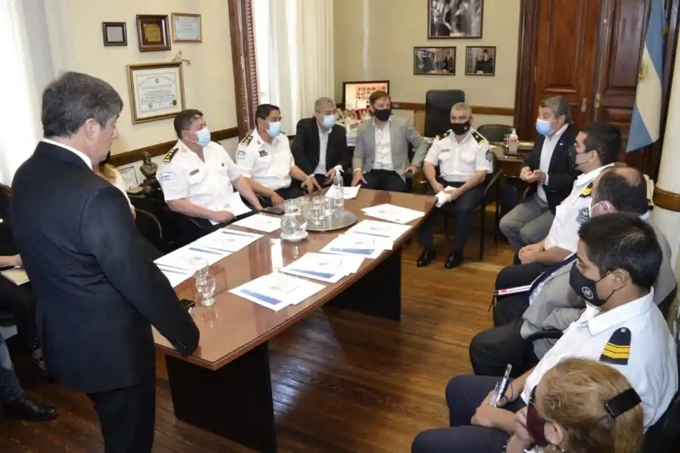 ENCUENTRO. Los funcionarios de Seguridad y de Interior durante la presentación de la aplicación “Tucumán Transporte”.   