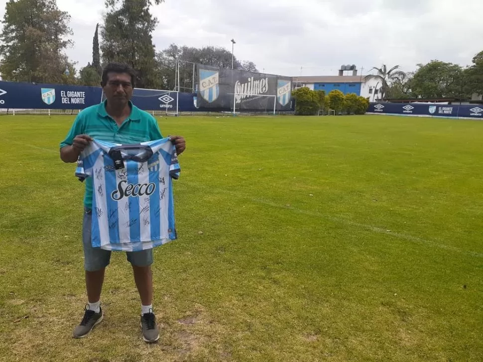SOLIDARIO. Miguel Rearte posa en el complejo “José Salmoiraghi” con la camiseta firmada por el plantel que se sortea hoy. FOTO DE DANIEL CORONEL