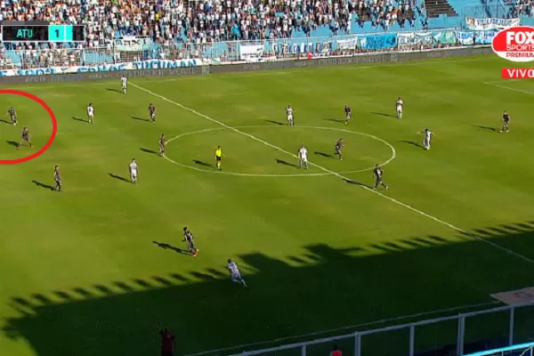 El delantero de Patronato estaba adelantado cuando marcó el primer gol