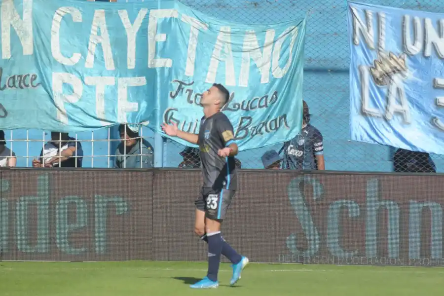CARRERA FESTEJA EL GOL Foto Franco Vera para LA GACETA. 