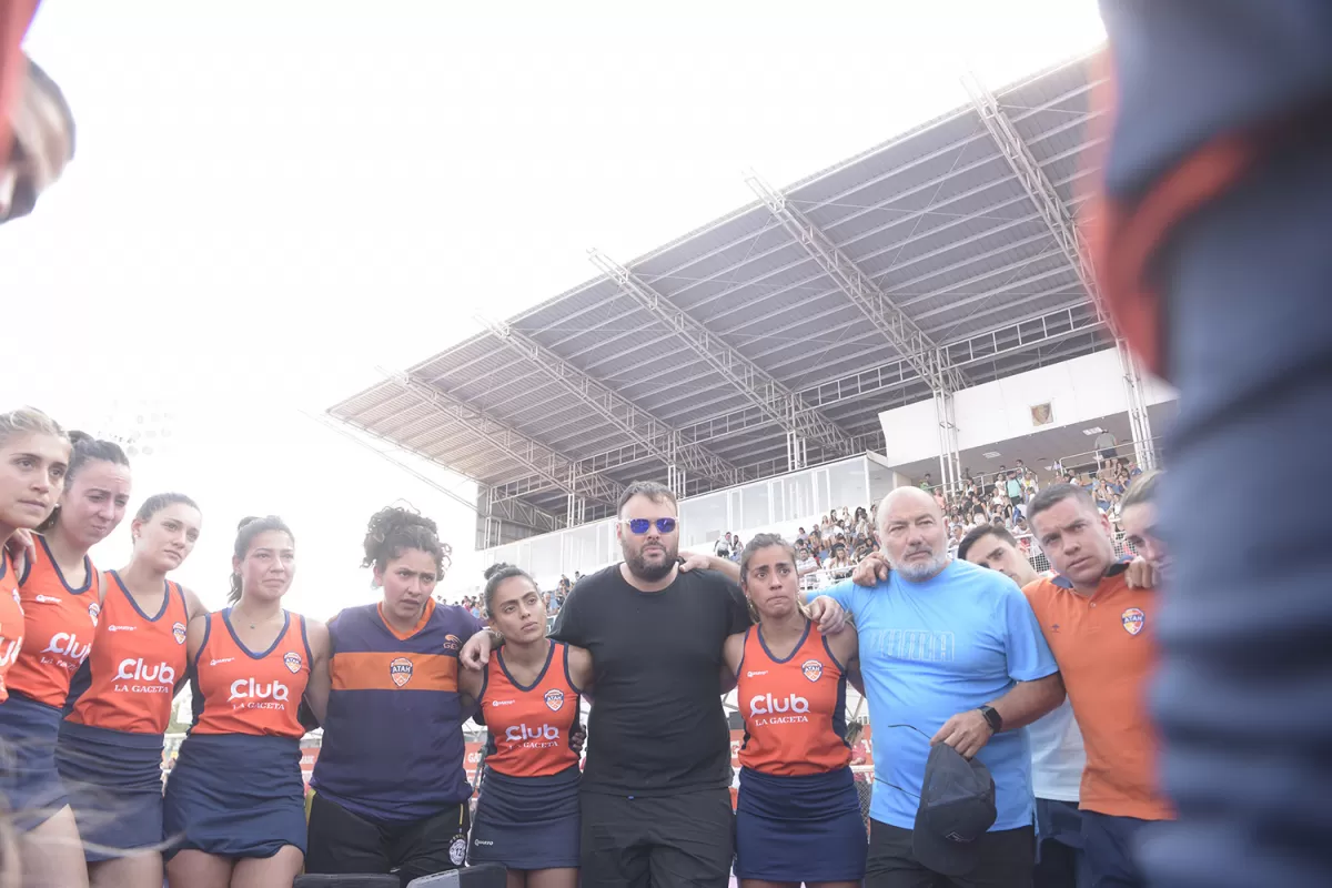 BIEN ACOMPAÑADAS. Las jugadoras de Las Naranjas junto a los entrenadores Hernán Palacios y José Contreras tras el subcampeonato en el Argentino. 