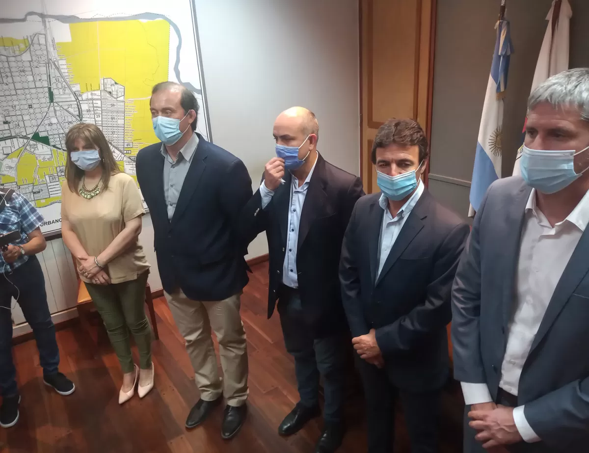 ACUERDO. Silvia Romero, Ramiro Beti, Alejandro Molinuevo, el intendente Roberto Sánchez y Gabriel Jiménez 
