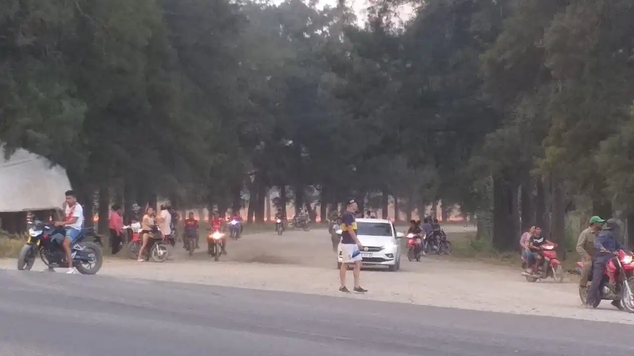 Advierten que el fuego se acerca a una escuela de Las Cejas