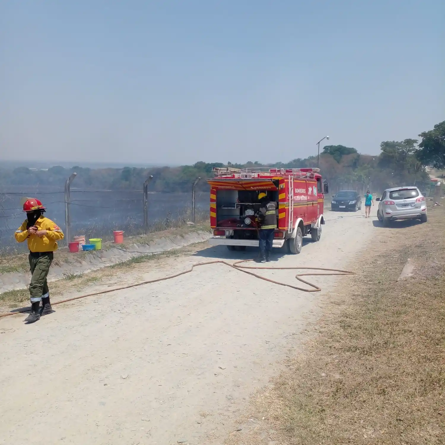 Por la quema de pastizales, el fuego se aproximó a un country de Yerba Buena