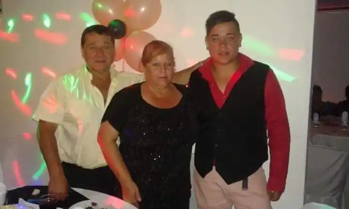 UN RECUERDO PARA TODA LA VIDA. Antes del trágico suceso, Miguel Ángel compartió un lindo momento, junto a su esposa, Matilde Antonia Luna, y su hijo de 19 años. Fotos gentileza de Miguel Ángel Pérez