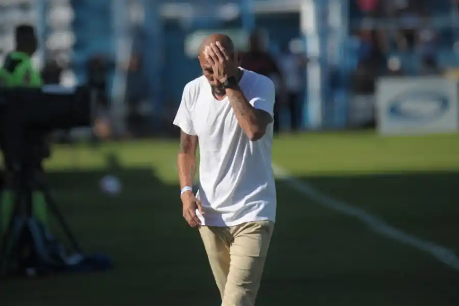 SIN RESPUESTAS. Pablo Guiñazú se toma la cabeza, por segundo partido consecutivo su equipo no pudo sostener el resultado. 