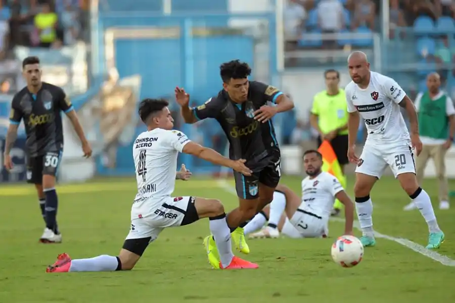 DE MAYOR A MENOR. Laméndola ingresó y fue punzante, pero con el correr de los minutos fue perdiendo agresividad.