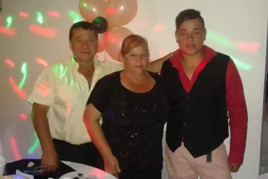 UN RECUERDO PARA TODA LA VIDA. Antes del trágico suceso, Miguel Ángel compartió un lindo momento, junto a su esposa, Matilde Antonia Luna, y su hijo de 19 años. Fotos gentileza de Miguel Ángel Pérez