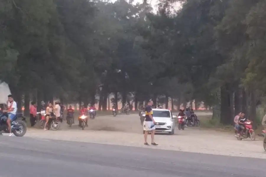 Advierten que el fuego se acerca a una escuela de Las Cejas