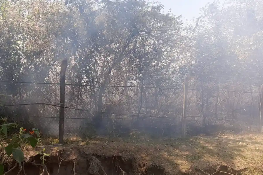 Por la quema de pastizales, el fuego se aproximó a un country de Yerba Buena