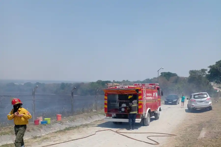 Por la quema de pastizales, el fuego se aproximó a un country de Yerba Buena