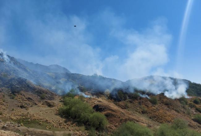 Brigadistas y bomberos voluntarios combaten un incendio en el valle de la Ciénaga