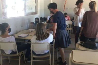 Un alumno fue a clases en pollera porque no le permitían usar short pese al calor