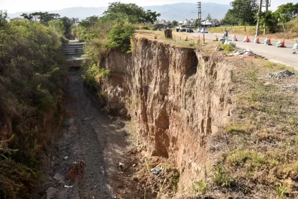El canal Cainzo avanza peligrosamente sobre la ruta