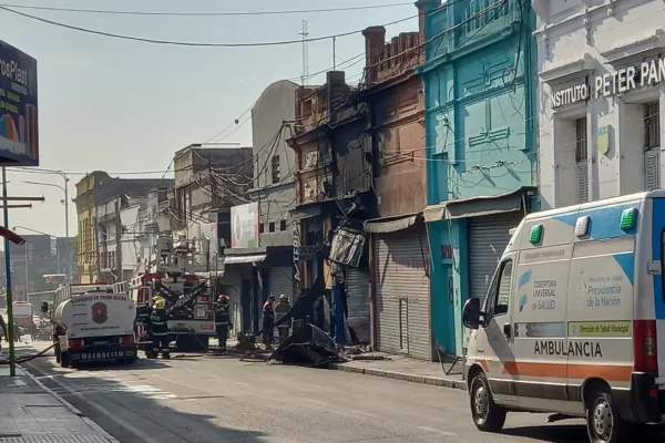 Un incendio generó graves daños en dos comercios de El Bajo y tuvieron que actuar los bomberos