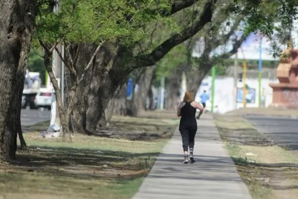 Tomar mucha agua, consumir alimentos frescos y otros consejos para evitar un golpe de calor
