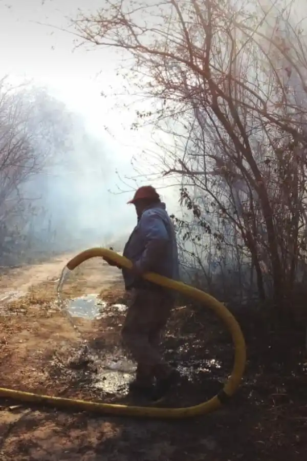 BURRUYACU. Bomberos luchan contra el fuego por segundo día consecutivo.