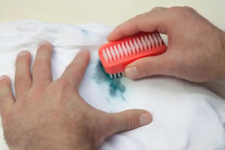 ¿DESTIÑÓ OTRA PRENDA? Probá con jabón, agua y amoníaco, y cepillar. 