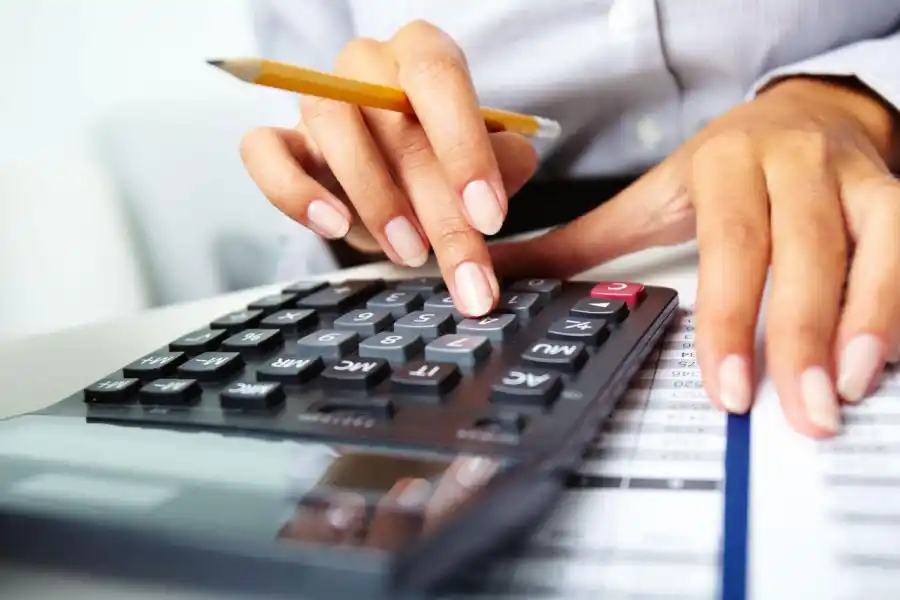 HACER CÁLCULOS. El sistema UVAs ajustan las cuotas y el capital al ritmo de la inflación, por lo que quienes sacaron un crédito de unos $ 2,8 millones en 2018, hoy deben unos $ 10.000 millones y pasaron de pagar una cuota de $ 17.000 a pagar unos $ 60.000, por ejemplo. LA GACETA