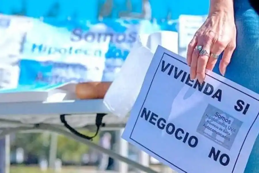 RECLAMO COLECTIVO. Los hipotecados rechazan el plan del gobierno de subdisios, porque niegan que sea así: cuando la cuota supera el 35 % del ingreso, se les agrega un nuevo crédito a pagar al final de la vida del inicial. LA GACETA