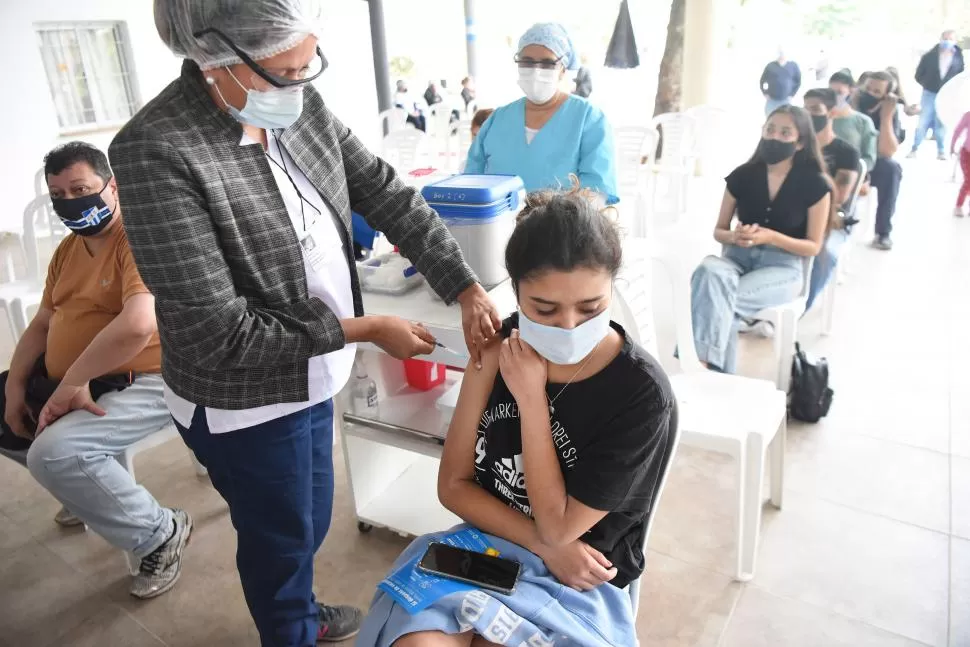 PASO FUNDAMENTAL. La vacunación avanza en la provincia y ya más del 50% de la población tiene dos dosis. LA GACETA / FOTO DE ANALÍA JARAMILLO 