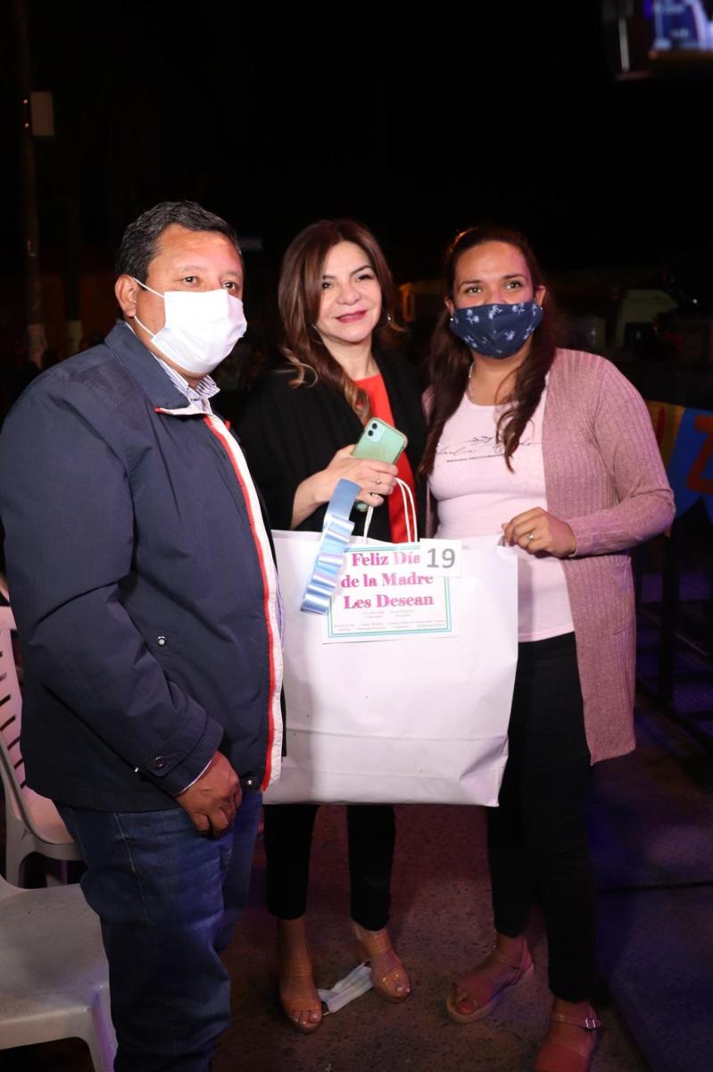 PROTAGONISTAS DEL EVENTO. Darío Monteros y Gladys Medina, junto a una de las madres bandeñas. Foto: Prensa MBRS