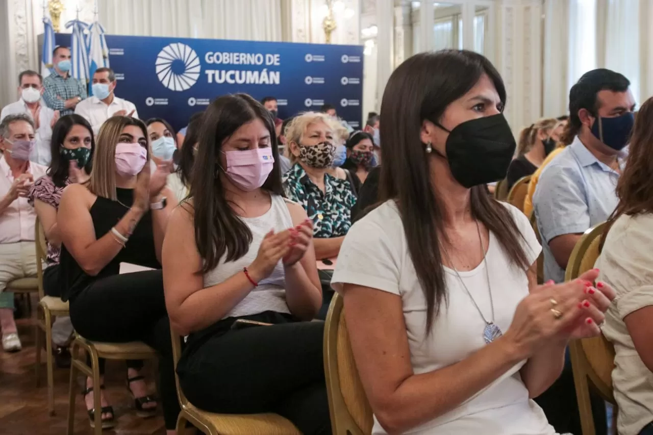 ASISTENTES AL ACTO del programa Tu Identidad. FOTO GOBIERNO DE TUCUMÁN. 