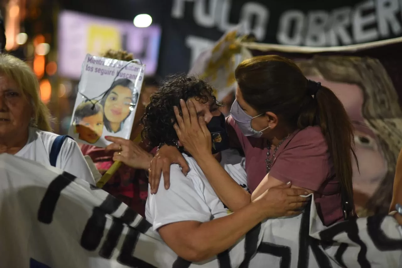 UNIDAS POR EL DOLOR. Amalia Ojeda y Mariela Tacacho se abrazan durante la marcha.
