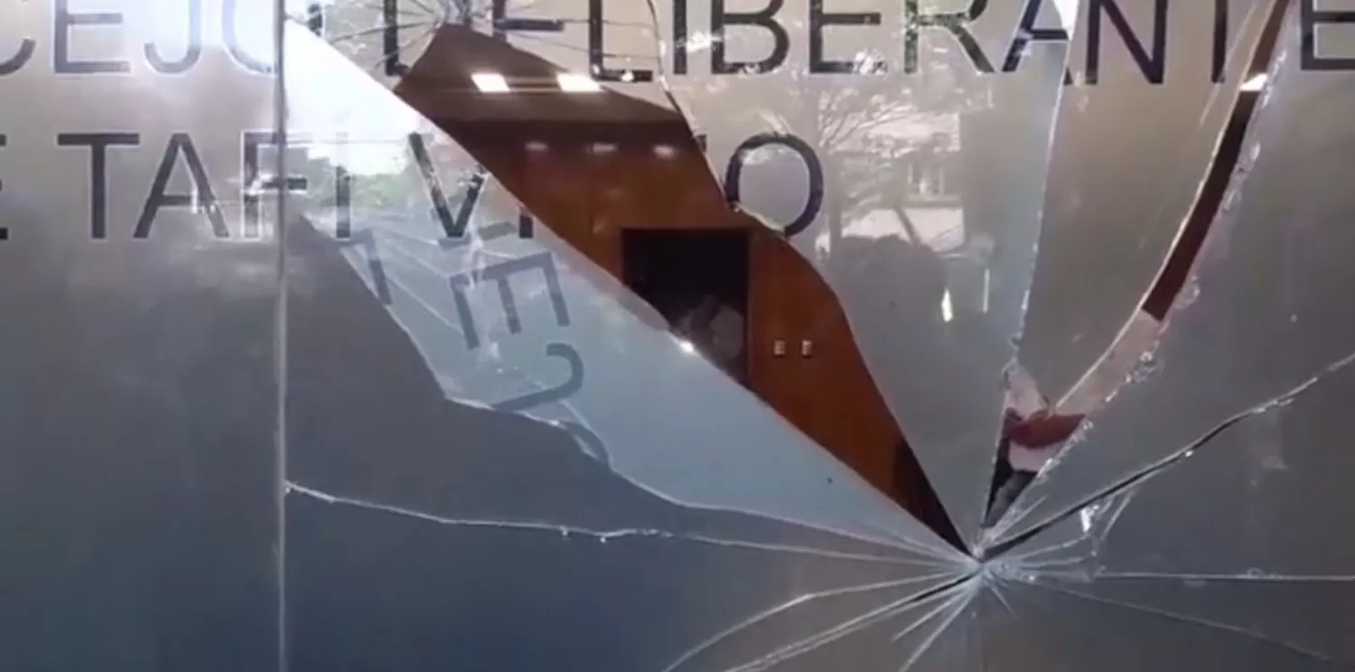 Una de las piedras rompió el panel de vidrio del Concejo Deliberante.