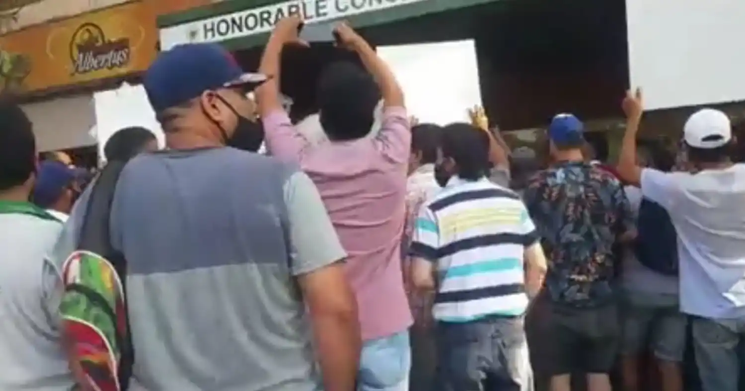 Los manifestantes, afuera del edificio.