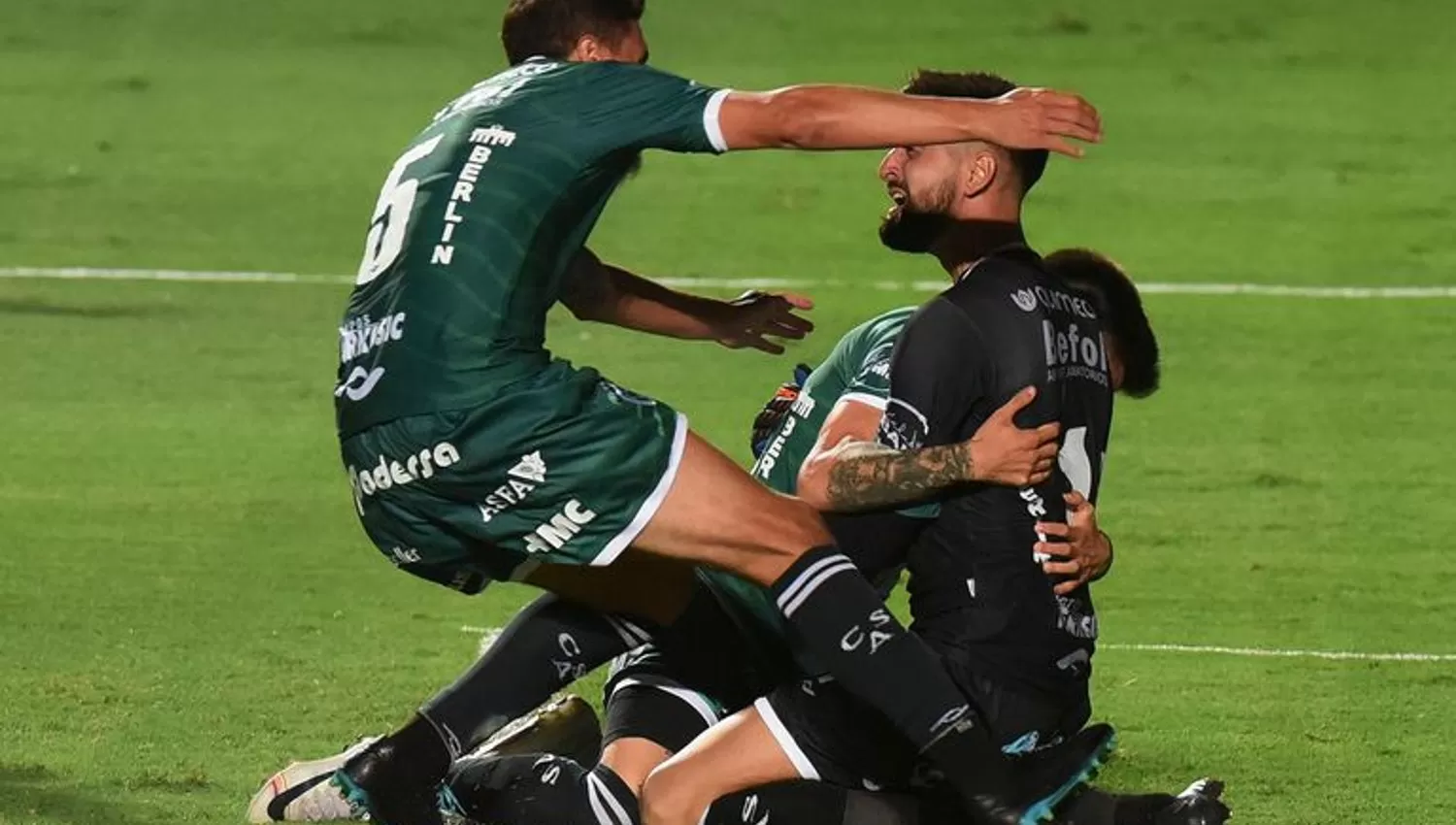 EL ÚLTIMO. Sarmiento se llevó por penales el ascenso de la temporada pasada ante Estudiantes de Río Cuarto.