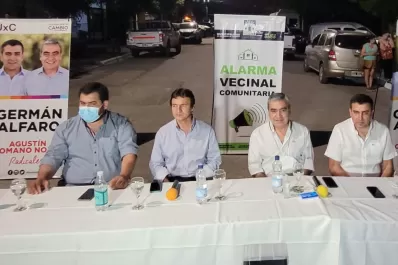 Alfaro y Sánchez entregaron alarmas a familias de los barrios Viluco y Barrancas del Salí