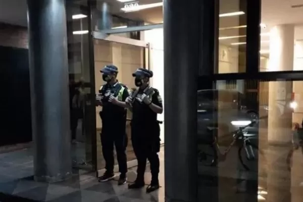 Los ladrones se dejaron un celular en el edificio