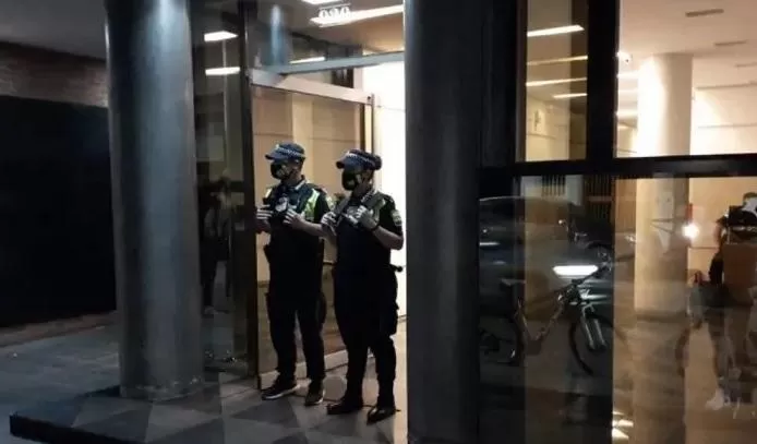 DE GUARDIA. Dos agentes del Cuadrante de Patrullas controlan el ingreso del edificio donde robaron en oficinas. FOTO GENTILEZA LOS PRIMEROS 