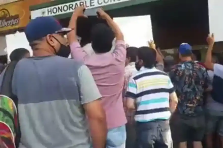 Los manifestantes, afuera del edificio.
